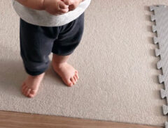 1歳娘の『腕』を見ると…? 母親の気持ちに共感する人が続出!