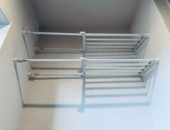 つっぱり棒に「これを加えるのがおすすめ!」 一瞬でフラットな収納スペースが完成する『山崎実業』の人気商品がこちら!