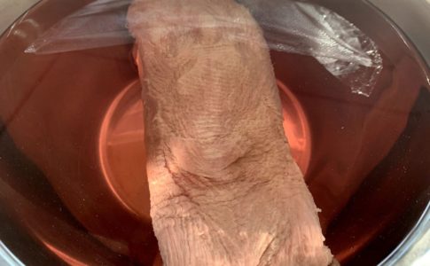 牛タンの血抜きは必須?しっかり抜く方法から時短で抜く方法などケース別に紹介