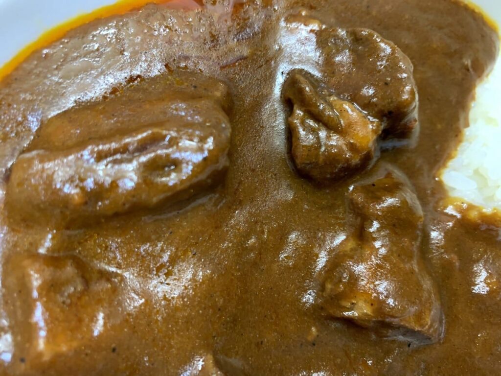 他の牛タンカレーもいくつか食べていますが、司の牛タンカレーはやや辛口です。