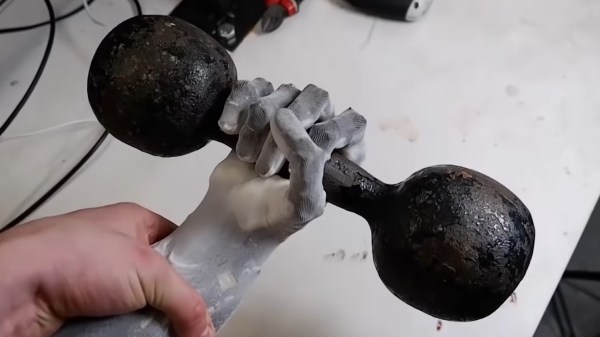 A robotic arm uses artificial muscles powered by water to lift a 7 kg barbell.