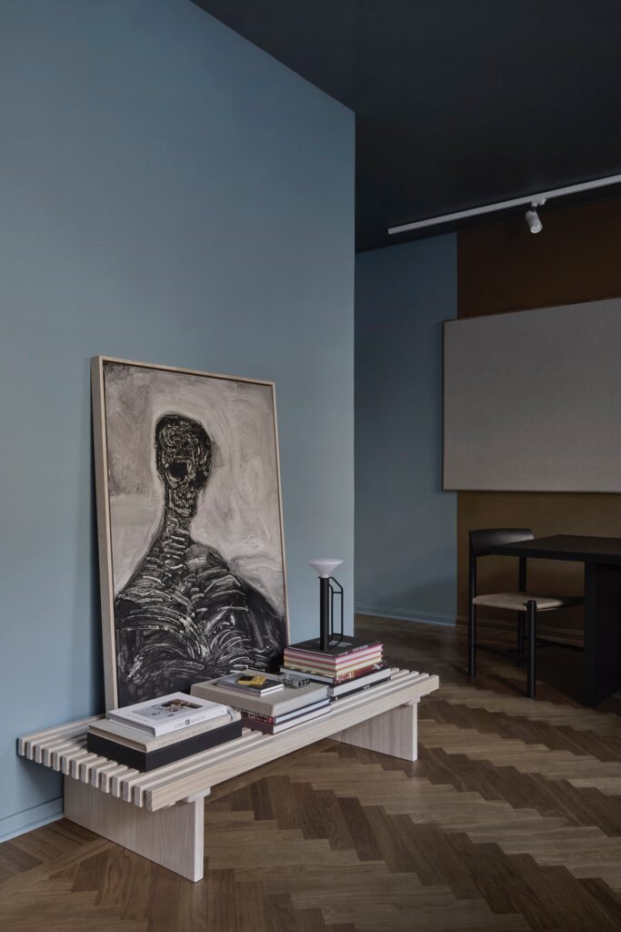 En tavla på ett bord på Hedengren Agencys kontor