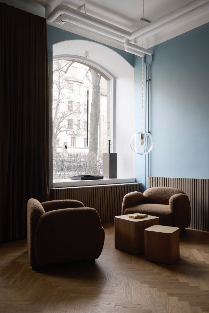 Fåtöljer och fönster på Hedengren Agencys kontor