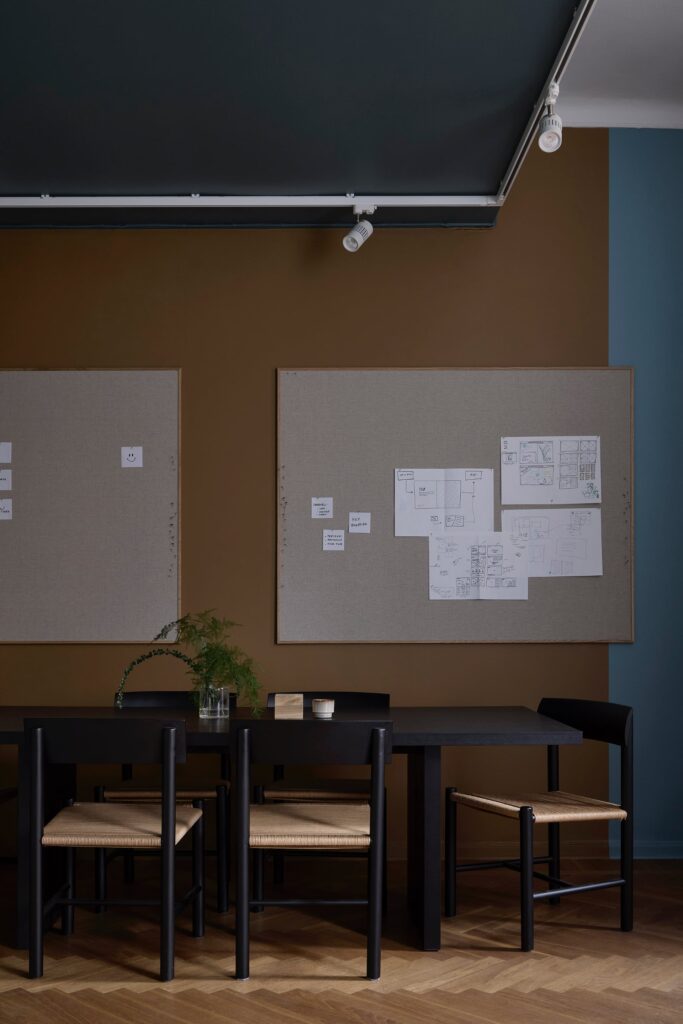 Ett konferensbord, stolar och anslagstavlor på Hedengren Agencys kontor