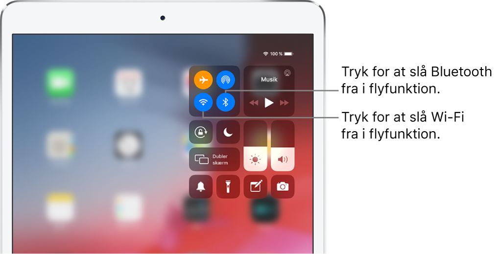 Kontrolcenter med flyfunktion slået til, med billedtekster, der forklarer, at hvis der trykkes på knappen nederst til venstre i den øverste venstre gruppe af betjeningsmuligheder, slås Wi-Fi fra, og hvis der trykkes på knappen nederst til højre i den pågældende gruppe, slås Bluetooth fra.