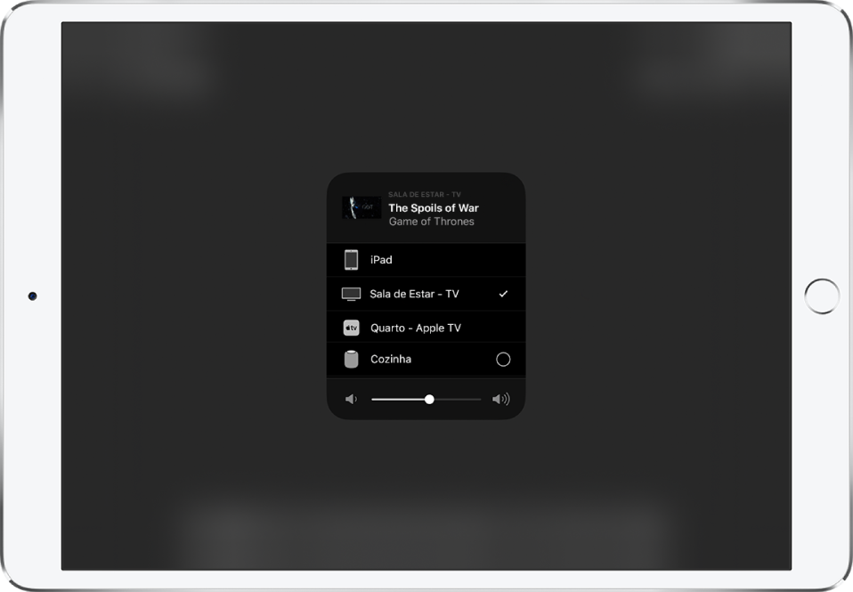 Uma janela do AirPlay é aberta e mostra o título do episódio de um programa de TV. Abaixo, uma lista de dispositivos compatíveis com AirPlay. A TV da Sala de Estar está selecionada. Um controle deslizante de volume se encontra na parte inferior da janela.