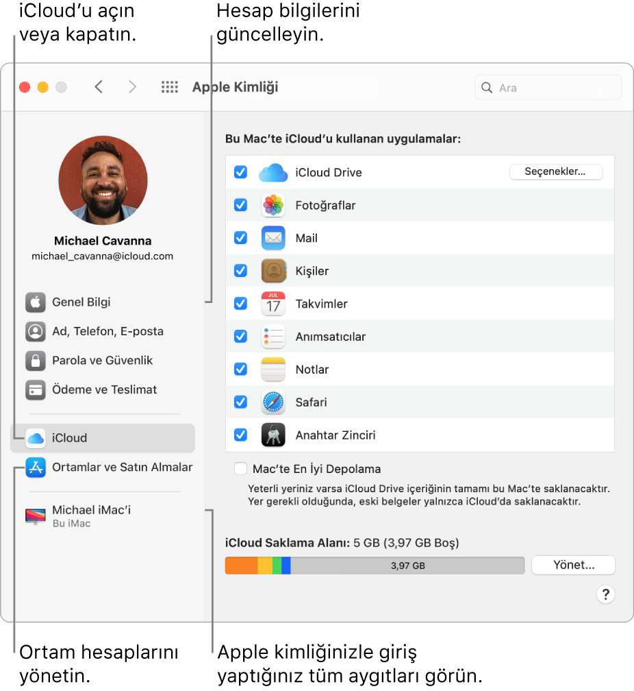 Sistem Tercihleri’ndeki Apple Kimliği bölümü. Hesap bilgilerinizi güncellemek, iCloud’u açıp kapatmak, ortam hesaplarını yönetmek ve Apple kimliğinizle giriş yapmış tüm aygıtları görmek için kenar çubuğundaki bir öğeyi tıklayın.