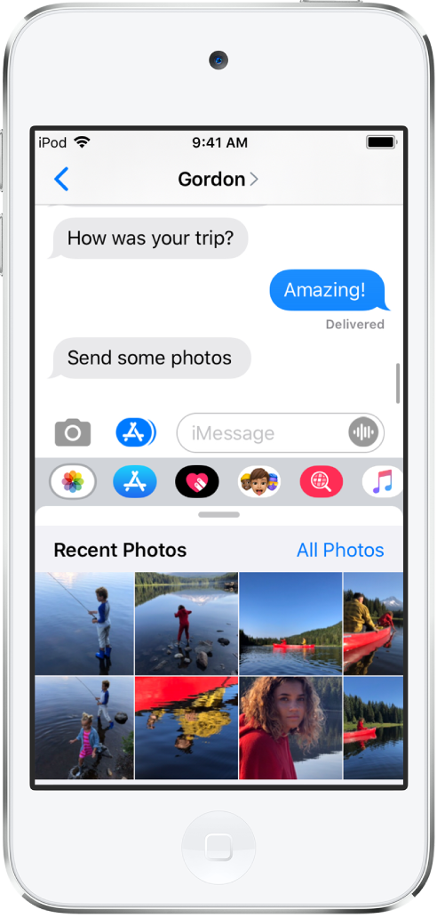 Uma conversa em Mensagens que mostra a aplicação Fotografias de iMessage por baixo. A aplicação Fotografias de iMessage mostra, a partir do canto superior esquerdo, as ligações para “Fotografias recentes” e “Todas as fotografias”. Por baixo encontram‑se as fotografias recentes, que podem ser visualizadas passando o dedo para a esquerda.