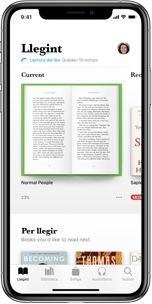 Pantalla Llegint a l’app Llibres. A la part inferior de la pantalla, d’esquerra a dreta, hi ha les pestanyes Llegint, Biblioteca, Botiga, Audiollibres i Buscar.