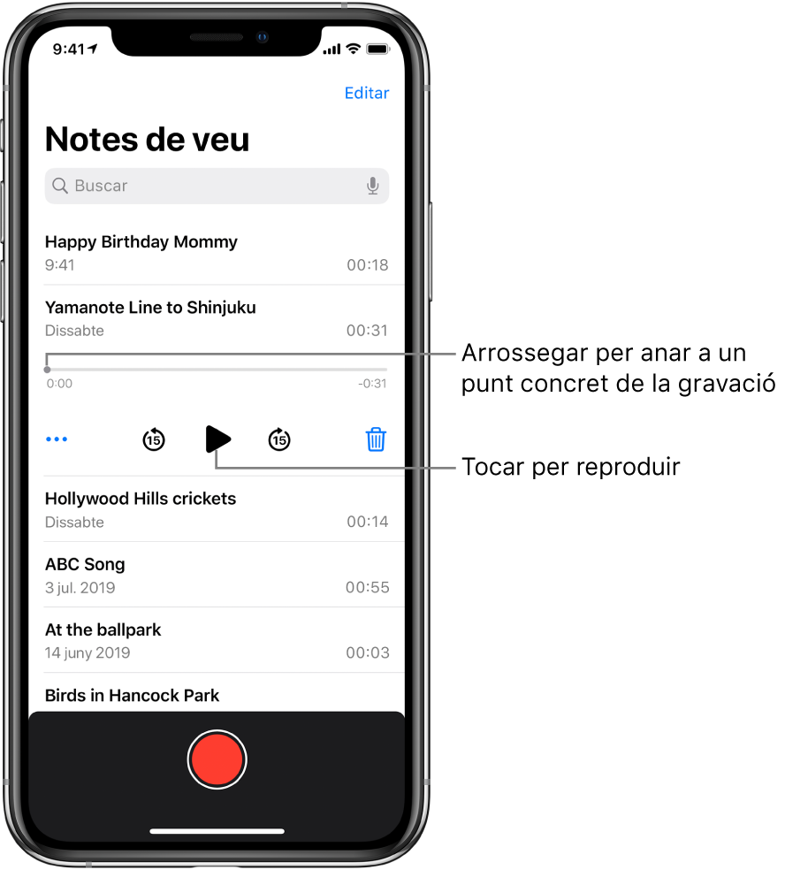 Pantalla de la llista de l’app Notes de Veu amb una gravació seleccionada a la part superior. La línia de temps de la gravació té un cursor de reproducció i els temps d’inici i final als dos extrems. A sota de la línia de temps hi ha el botó Més, que pots tocar per editar, duplicar o compartir una gravació; el botó per retrocedir 15 segons; el botó per reproduir; el botó per avançar ràpidament 15 segons, i el botó per eliminar. A sota d’aquests controls hi ha una llista de gravacions que es poden obrir tocant-les.