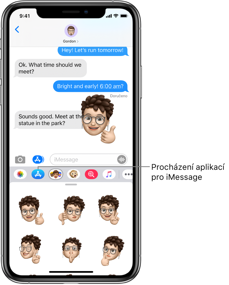Konverzace v aplikaci Zprávy s vybraným tlačítkem Prohlížeč aplikace iMessage. V otevřené přihrádce aplikací jsou vidět nálepky s usmívajícími se emotikony.