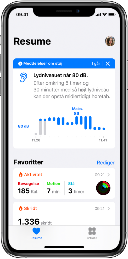 Skærmen Resume med en notifikation om støj øverst og resumeer af to favoritter nedenunder: Aktivitet og Skridt