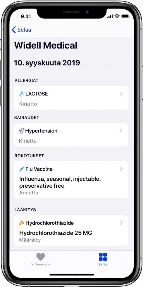Terveys-apin näytön yläreunaan tulee näkyviin otsikko Widell Medical. Otsikon alapuolella näkyy erilaisia terveystietoja. Allergiat-yläkategorian alla on yksi tietue, Laktoosi (Kirjattu). Oikealla oleva nuoliohjain ilmaisee, että tietueessa on lisätietoja. Näytöllä on lisää terveystieoja Sairaudet-, Rokotukset- ja Lääkitykset-kategorioista.
