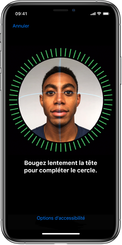 L’écran de configuration de la reconnaissance faciale Face ID. Un visage est affiché à l’écran, entouré d’un cercle. Le texte en dessous vous demande de bouger lentement la tête pour compléter le cercle.