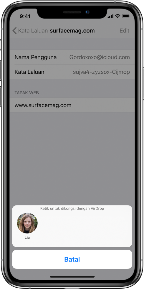 Skrin akaun untuk tapak web. Di bahagian bawah skrin, butang menunjukkan gambar Lia di bawah arahan “Ketik untuk berkongsi dengan AirDrop.”
