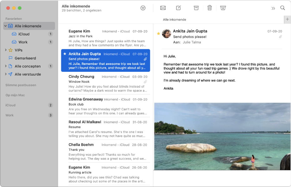 De navigatiekolom in het Mail-venster met postbussen voor iCloud- en werkaccounts.