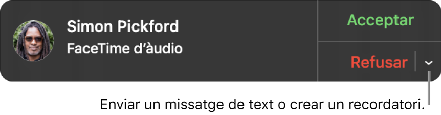 A la notificació, fes clic a la fletxa situada al costat de Refusar per enviar un missatge de text o crear un recordatori.