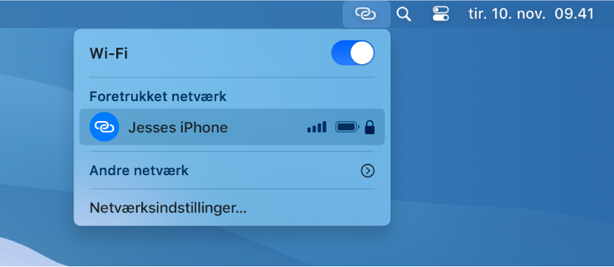 En Mac-skærm, hvor Wi-Fi-menuen viser Internetdeling til en iPhone.
