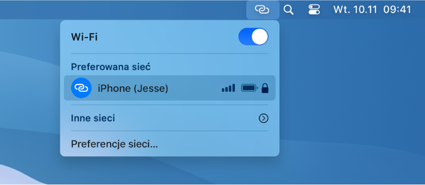 Ekran Maca z menu Wi‑Fi informującym o nawiązanym połączeniu z hotspotem osobistym na iPhonie.