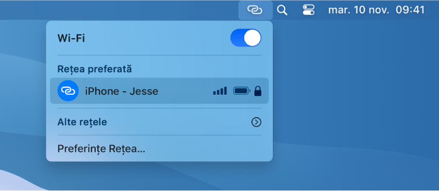 Un ecran Mac cu meniul Wi-Fi afișând un hotspot personal conectat la un iPhone.