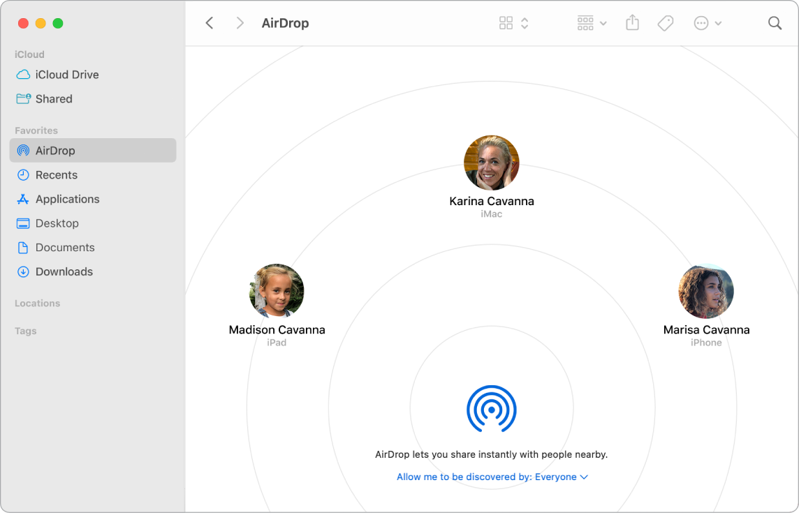 Finder 視窗側邊欄的「喜好項目」區域中,選取了 AirDrop。