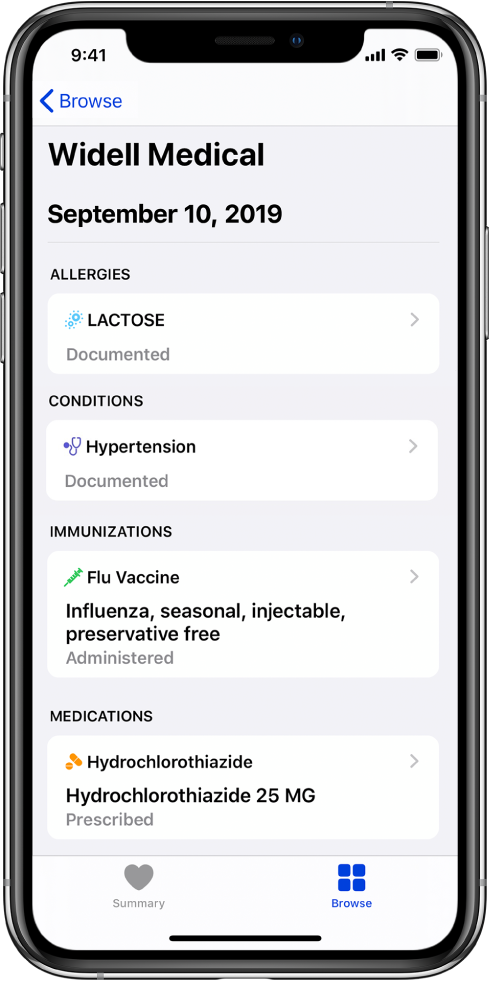 Pavadinimas „Widell Medical“ rodomas „Health“ programoje, netoli ekrano viršaus. Po pavadinimu pateikiama informacija apie keleto tipų sveikatos įrašus. Viršutinėje kategorijoje „Allergies“ yra vienas įrašas – „Lactose (Documented)“. Valdymo rodyklė dešinėje rodo, kad apie šį įrašą yra daugiau informacijos. Ekrane taip pat pateikiami papildomi sveikatos įrašai, įeinantys į kategorijas „Conditions“, „Immunizations“, ir „Medications“.