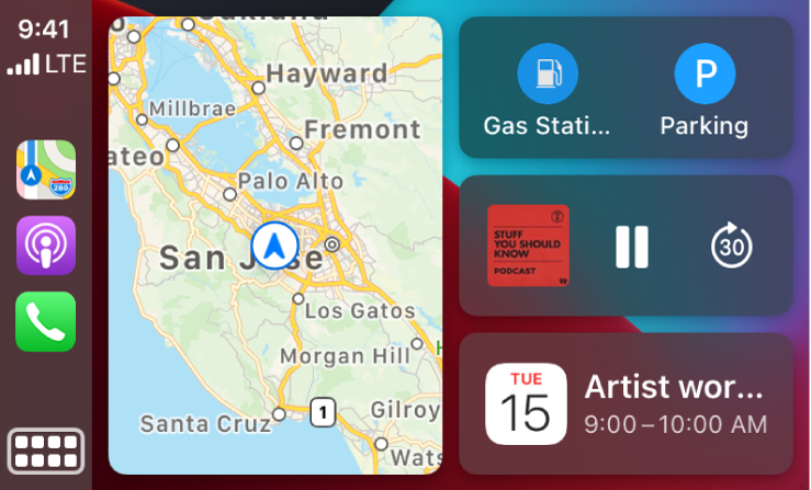 „CarPlay“ prietaisų skydas, kurio kairėje dalyje rodomos programų „Maps“, „Podcasts“ ir „Settings“ piktogramos, viduryje – važiavimo maršruto žemėlapis, o dešinėje – vienas ant kito sudėti trys elementai. Viršutiniame elemente dešinėje rodomi navigacijos duomenys, kaip patekti į degalines ir stovėjimo aikštelę. Viduriniame dešiniajame elemente rodomi garso ir vaizdo atkūrimo valdikliai. Apatiniame elemente rodomas artėjantis kalendoriuje įrašytas susitikimas.