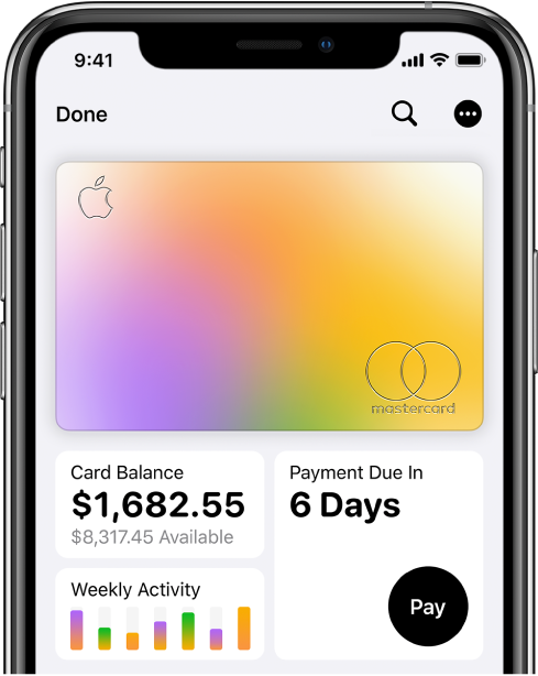 Apple Card в Wallet (Портфейл) с показан бутон More (Повече инфомация) горе вдясно, общият баланс и седмичната активност долу вляво и бутонът Pay (плащане) долу вдясно.