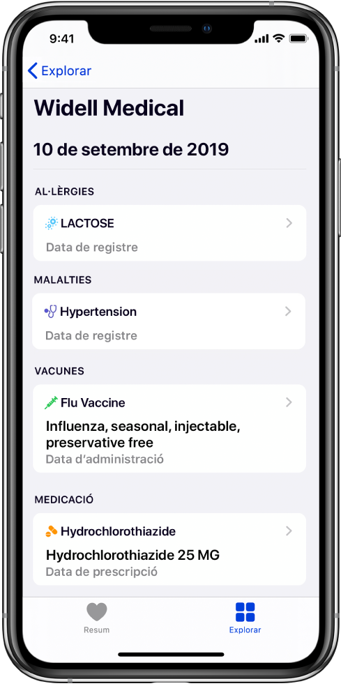 El títol “Widell Medical” es mostra prop de la part superior de la pantalla de l’app Salut. Sota el títol, es mostra informació sobre diversos tipus d’històries clíniques. La categoria superior, Al·lèrgies, conté el registre Lactosa (documentat). A la dreta, hi ha un control de fletxa que indica que hi ha més informació disponible sobre el registre. A la pantalla es veuen més històries clíniques de les categories Malalties, Vacunes i Medicació.