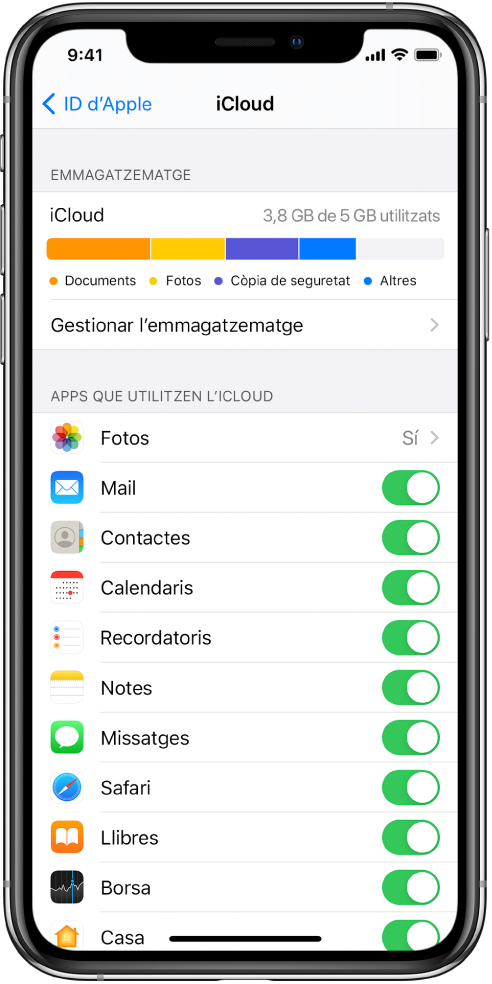 Pantalla de configuració de l’iCloud amb l’indicador d’emmagatzematge a l’iCloud i una llista d’apps i funcions, inclosos el Mail, l’app Contactes i l’app Missatges, que es poden utilitzar amb l’iCloud.