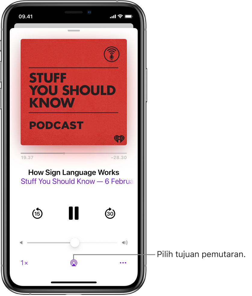 Kontrol pemutaran untuk podcast, termasuk tombol Tujuan Pemutaran di bagian bawah layar.