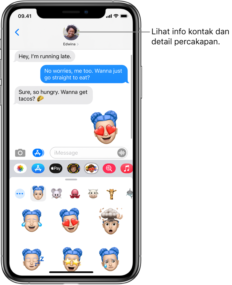 Percakapan Pesan. Di sepanjang bagian atas, dari kiri ke kanan, terdapat tombol Kembali, dan foto orang yang Anda kirimi pesan. Di bagian tengah terdapat pesan yang dikirim dan diterima selama percakapan. Di sepanjang bagian bawah, dari kiri ke kanan, terdapat tombol Foto, Toko, Apple Pay, Memoji, Gambar Tanda Pagar, Musik, dan Digital Touch.
