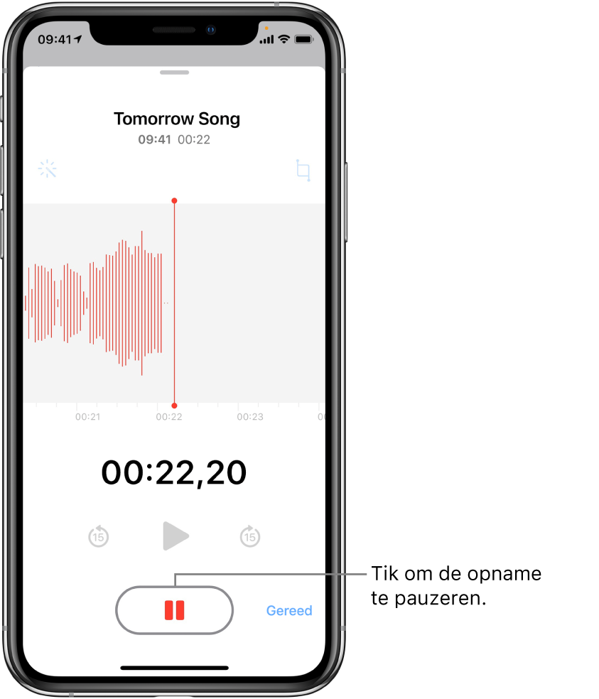 Het Dictafoon-scherm waarop een opname aan de gang is, met een actieve pauzeknop en gedimde regelaars voor afspelen, 15 seconden vooruitspoelen en 15 seconden terugspoelen. Het grootste deel van het scherm wordt in beslag genomen door de golfvorm van de opname die aan de gang is. Ook zie je een tijdsaanduiding. Rechtsboven zie je de oranje indicator dat de microfoon in gebruik is.