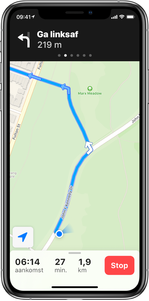 Een kaart met een looproute. Een balk boven in het scherm geeft aan wanneer je links moet afslaan. Onder in het scherm zie je de knop 'Stop'.