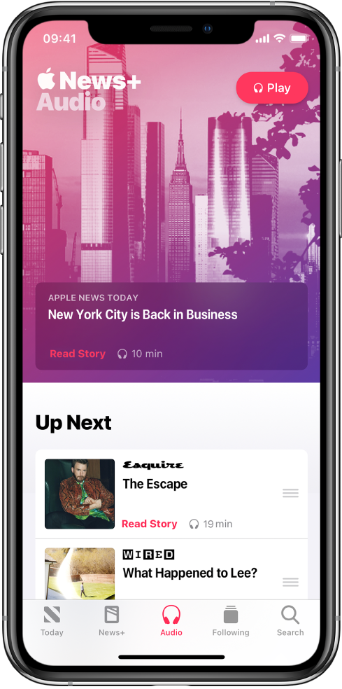 Tela Audio mostrando um resumo do Apple News Today na parte superior. O botão Play aparece na parte superior direita do artigo. Abaixo do artigo, uma seção Up Next, contendo dois artigos. Há cinco abas na parte inferior da tela — Today, News+, Audio, Following e Search.