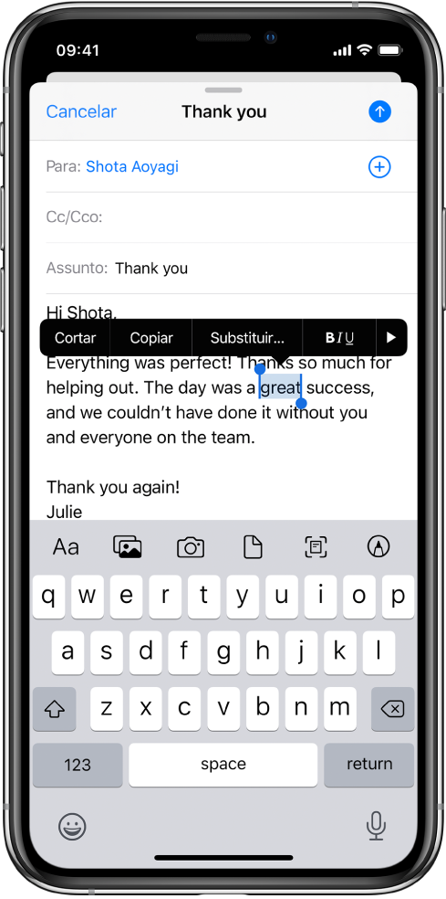 Uma amostra de mensagem de e-mail com parte do texto selecionada. Acima da seleção encontram-se os botões Cortar, Copiar, Colar, negrito/itálico/sublinhado e Mostrar Mais. O texto selecionado está destacado, com puxadores em cada extremidade.