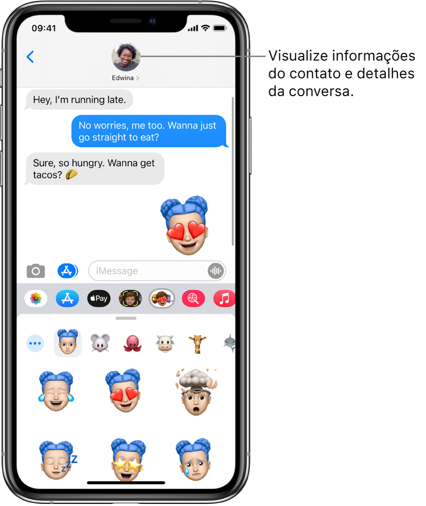 Uma conversa do Mensagens. Ao longo da parte superior, da esquerda para a direita, encontram-se o botão Voltar e uma foto da pessoa com quem você está trocando mensagens. No centro estão as mensagens enviadas e recebidas durante a conversa. Ao longo da parte inferior, da esquerda para a direita, encontram-se os botões Fotos, Lojas, Apple Pay, Memoji, Imagens com Hashtag, Música e Digital Touch.