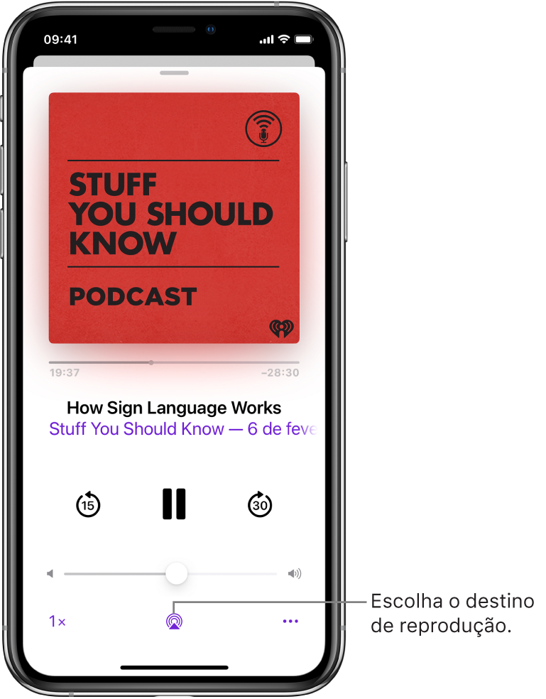 Os controles de reprodução de um podcast, incluindo o botão Destino da Reprodução na parte inferior da tela.