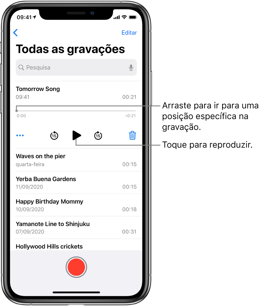 O ecrã da lista da aplicação Dictafone com uma gravação selecionada na parte superior. O cronograma de gravação tem um cursor de reprodução, que pode arrastar para ir para um local específico da gravação. Há tempos de início e fim em cada um dos lados. Por baixo do cronograma encontram‑se o botão Mais, no qual pode tocar para editar, duplicar ou partilhar uma gravação, o botão de recuar 15 s, o botão de reproduzir, o botão de avançar 15 s e o botão de apagar. Por baixo destes controlos está uma lista de gravações que podem ser abertas com um toque.
