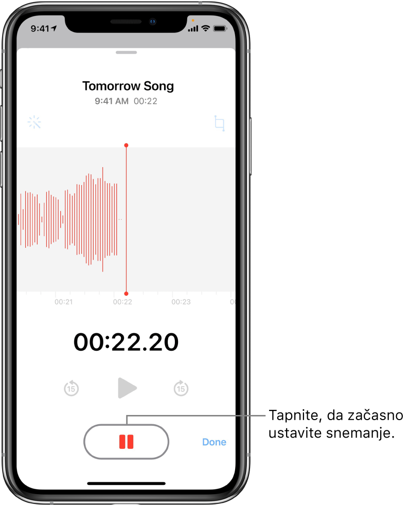 Zaslon Voice Memos, na katerem je prikazan potek snemanja, pri čemer je gumb Pause aktiviran, kontrolniki predvajanja ter preskakovanja naprej in nazaj za 15 sekund pa so zatemnjeni. Na glavnem delu zaslona so prikazane valovite oblike snemanja, ki je v teku, in indikator časa. Zgoraj desno se prikaže oranžni indikator Microphone In Use.
