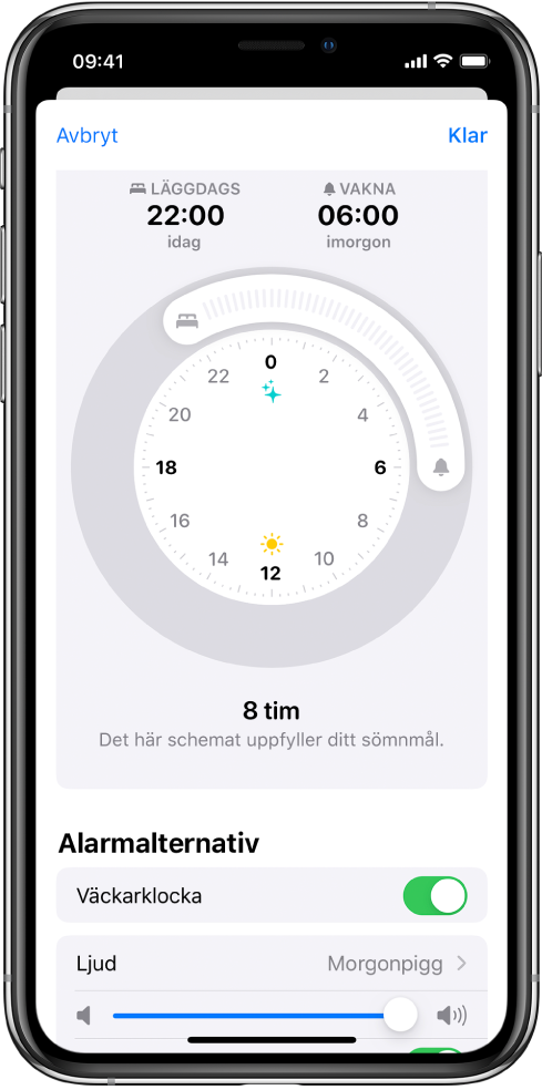 Inställningsskärmen för Sömn i appen Hälsa. Mitt på skärmen finns en klocka; Läggdags är inställt på 22:00 och väckningstiden på 06:00. Väckarklocka är påslaget under Alarmalternativ, ljudet är Morgonpigg och volymen är inställd på hög.