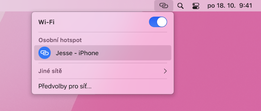 Obrazovka Macu s nabídkou Wi-Fi, v níž se zobrazuje připojení k osobnímu hotspotu na iPhonu.