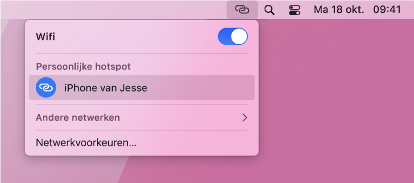 Het scherm van een Mac met het wifimenu met daarin een persoonlijke hotspot verbonden met een iPhone.