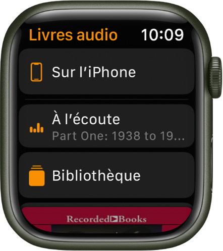 L’Apple Watch qui affiche l’écran de Livres audio avec le bouton Sur l’iPhone dans le haut, les boutons À l’écoute et Bibliothèque en dessous, et une partie de la couverture d’un livre audio dans le bas.
