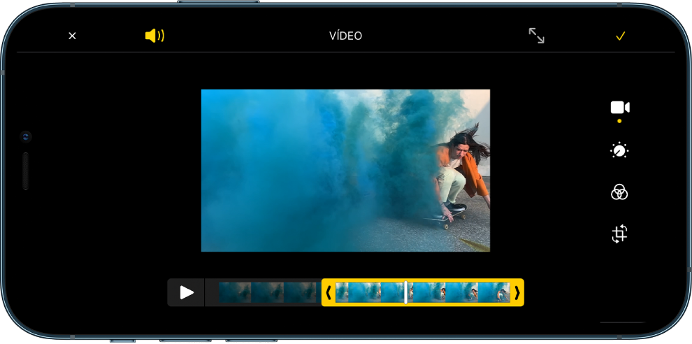 Vídeo a la pantalla d’edició. El visor de fotogrames és al llarg de la part inferior de la pantalla. Els botons Cancel·lar i So són a la part superior esquerra i els botons Ampliar i Fet, a la part superior dreta. Les eines d’edició es mostren al costat dret de la pantalla, de dalt a baix: Vídeo, “Ajustar el color”, Filtrar i Retallar.