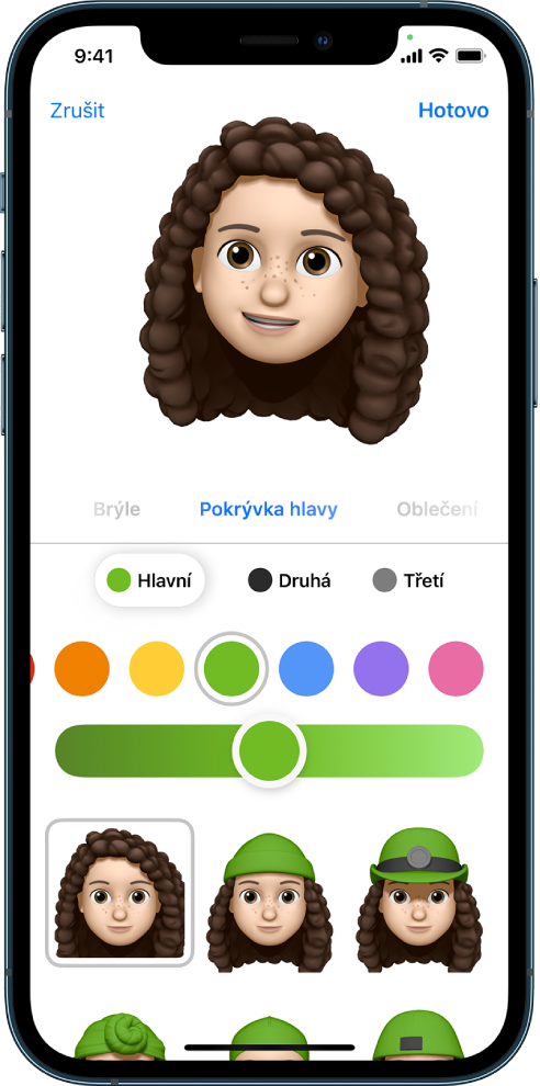 Obrazovka pro vytváření memoji, na níž je nahoře vidět vznikající obličej, pod ním seznam přizpůsobitelných prvků a ještě níž volby pro vybraný prvek. Vpravo nahoře se nachází tlačítko Hotovo a vlevo nahoře tlačítko Zrušit.