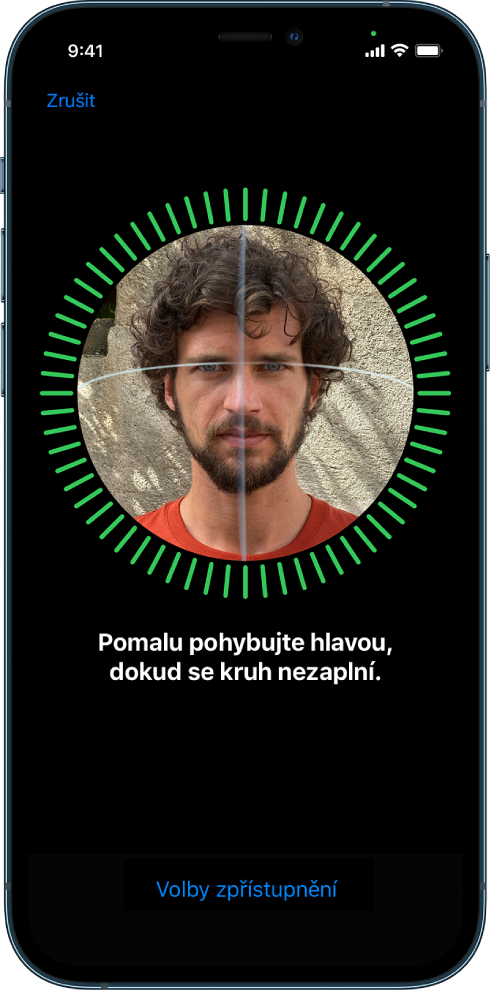 Obrazovka nastavení rozpoznávání Face ID. Na displeji je vidět tvář v kruhu. Text pod ní žádá uživatele, aby pomalým pohybem hlavy opsal celý obvod kruhu. U dolního okraje obrazovky se nachází tlačítko voleb zpřístupnění.