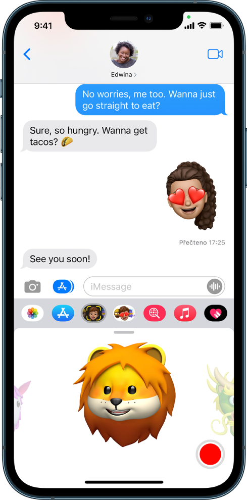 Konverzace v aplikaci Zprávy s vybraným memoji připraveným k nahrání a odeslání zprávy