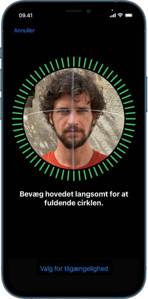 Skærmen til indstilling af genkendelse med Face ID. Der vises et ansigt omsluttet af en cirkel på skærmen. Teksten nedenunder instruerer brugeren i at bevæge hovedet langsomt for at gøre cirklen færdig. Nederst på skærmen vises knappen Tilgængelighedsindstillinger.