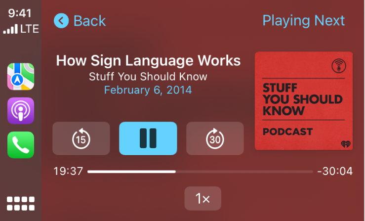 CarPlay Dashboardil kuvatakse esitatavat podcasti How Sign Language Works väljaandjalt Stuff You Should Know.
